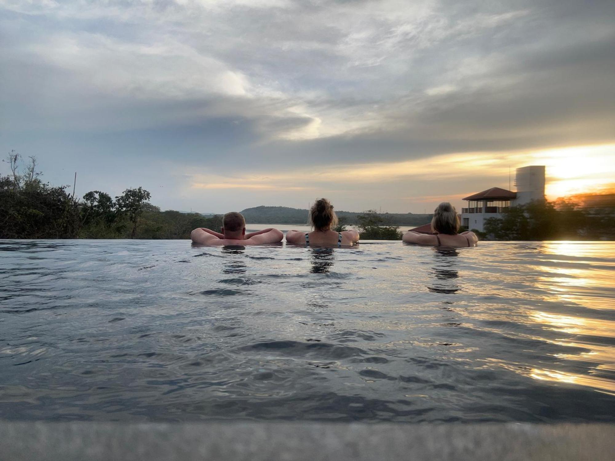 Sundown Lake Hotel & Spa Habarana Bagian luar foto
