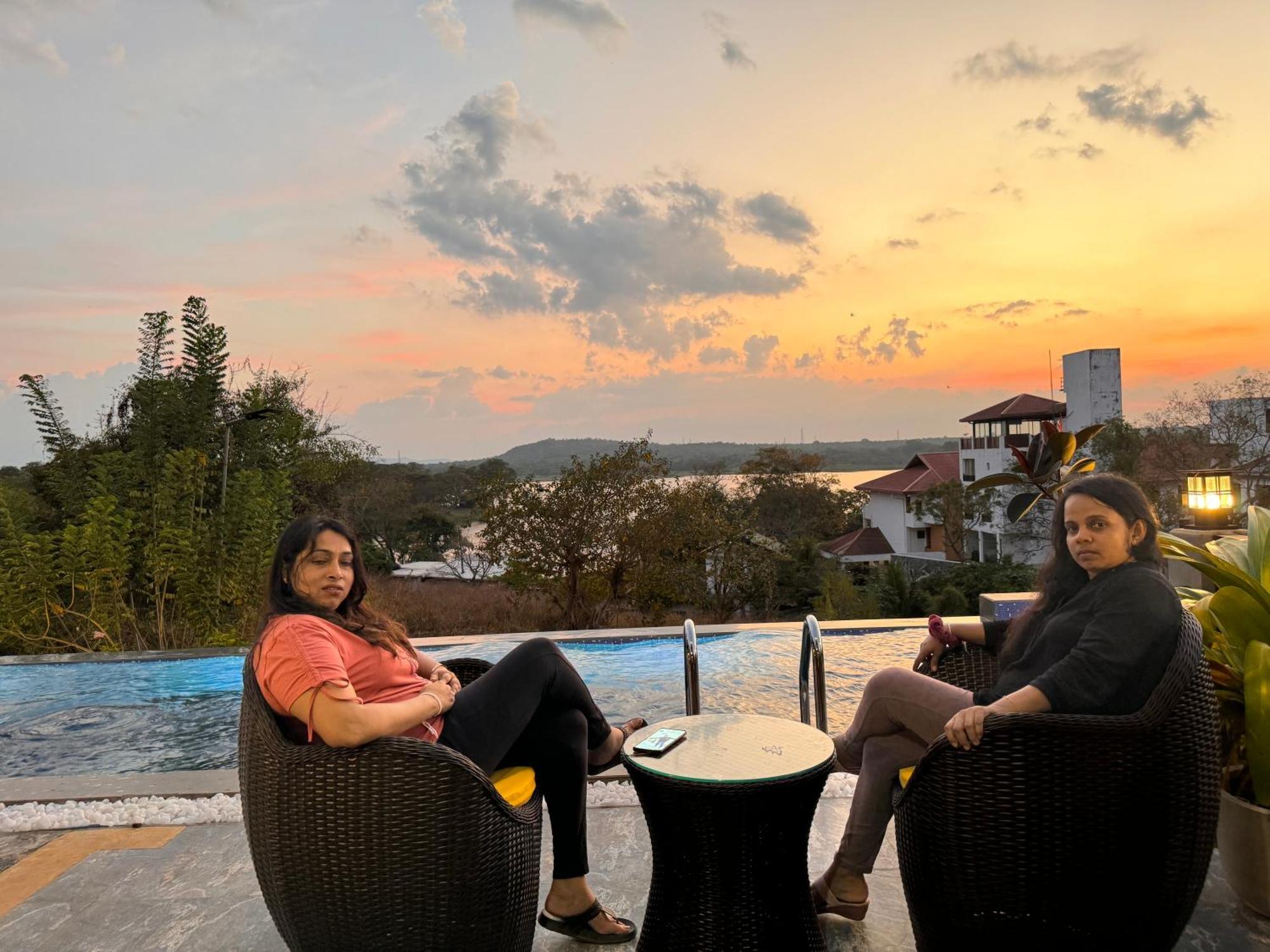 Sundown Lake Hotel & Spa Habarana Bagian luar foto